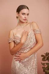 Vestido largo de fiesta con lentejuelas color rose, escote cruzado y corte sirena.