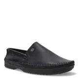 Mocasín de cuero negro, de estilo náutico, con puntera redonda y detalle de costuras a contraste.