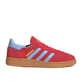 Championes Adidas Handball Spezial, color rojo con detalles en celeste y suela marrón.