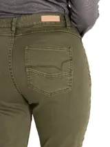 Pantalón de jean negro de tiro medio, corte skinny, con bolsillos delanteros con cierre y ruedo desflecado.