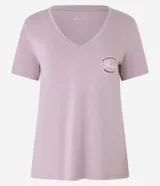 Remera deportiva de viscosa color lila, con cuello en pico, mangas cortas y estampado "Boston" en el pecho.