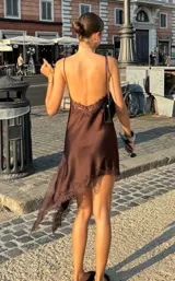 Vestido corto marrón con breteles finos y detalles de encaje en escote y ruedo.