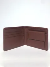 Billetera de cuero color marrón con logo de la marca Rusty grabado en la parte inferior.