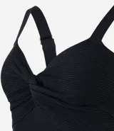 Top cropped blanco de tirantes anchos, confeccionado en tejido de punto texturizado, con escote en V y detalle de nudo o torcido en el centro del busto.