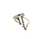 Anillo plateado de acero inoxidable con diseño minimalista de gotas colgantes.