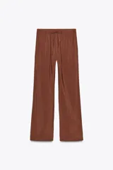 Pantalón de tiro medio color marrón, confeccionado en hilatura con mezcla de lyocell, cintura elástica ajustable con cordones y pierna ancha.