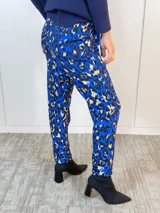 Pantalón de poliéster y spandex con estampado animal print en tonos azul, negro y beige.