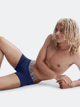 Boxer de microfibra azul con bolsa de apoyo contorneada y cintura metálica distintiva de Calvin Klein.