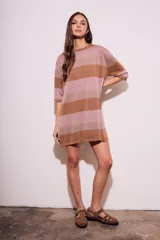 Vestido corto de tejido de punto con lurex, a rayas horizontales color rosa y marrón.