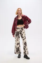 Chaqueta de eco-cuero color bordó, holgada, con cierre frontal, cuello tipo camisa y bolsillos laterales.