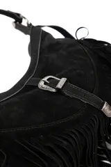 Cartera de gamuza negra con flecos y cierre frontal, diseño bohemio.