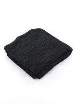 Bufanda rectangular negra con textura de tejido arrugado y detalles de hilos plateados.