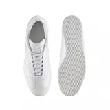 Championes Adidas Gazelle de cuero blanco con las tres tiras laterales y el logo en dorado.