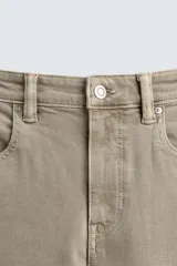 Pantalón de jean azul oscuro, corte skinny, largo cropped y efecto lavado.