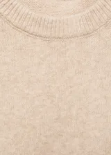 Sweater color beige de tejido de punto con cuello redondo y mangas largas.