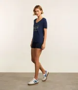 Remera deportiva azul marino de viscosa, con cuello en V, mangas cortas y estampa frontal con la frase "sometimes active, always moving".