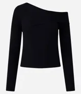 Blusa ajustada de punto leve con textura acanalada, escote asimétrico con hombro descubierto y manga larga.