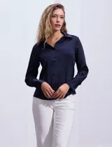 Camisa blanca de satén, marca Tahari. Cuello con solapa y escote en V. Abertura central con botones. Manga larga con puño y botón.