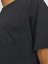 Camiseta negra de manga corta con cuello redondo, corte largo y dobladillo curvo.