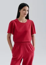 Blusa roja de mangas cortas con volados.