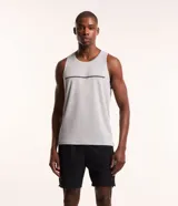 Musculosa deportiva gris con cuello redondo y detalle de cinta reflectante horizontal en el pecho.