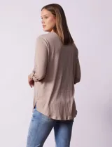 Blusa blanca texturizada marca Ninety, con cuello a la base, escote en V, abertura central con botones, bolsillo delantero y mangas tres cuartos regulables con presilla y botón.