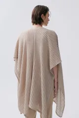 Ruana tejida con lurex, color negro con detalles en verde.