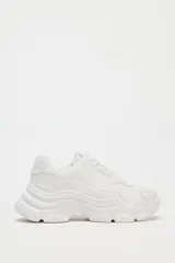 Zapatillas deportivas blancas con plataforma chunky, detalle de pespuntes y cierre con cordones.