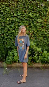 Vestido corto gris con estampado gráfico multicolor y cuello redondo.