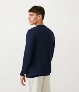 Sweater azul marino de algodón, con cuello redondo y mangas largas.