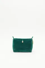 Bolso de mano tipo clutch, color verde esmeralda, de terciopelo con bordado de flores amarillas y blancas. Incluye un cierre superior y un colgante de borla dorada.
