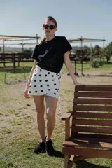 Minifalda pareo blanca con estampado de lunares negros y lazo lateral.