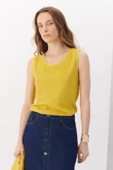 Musculosa amarilla de tejido de lino con cuello redondo.