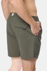 Short de baño azul vibrante, de corte clásico y largo medio, con cintura elástica y cordón ajustable. Cuenta con bolsillos laterales y suspensor de malla fina interior.