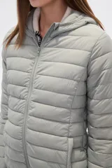 Campera acolchada negra, de manga larga y cuello alto, con cierre frontal.