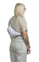 Riñonera JanSport Fifth Avenue negra con estampado de rayos blancos.