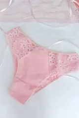 Bombacha de tiro alto, confeccionada en algodón elastizado color rosa pálido y puntilla elastizada blanca en los laterales.