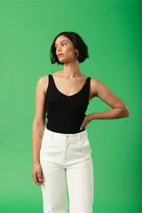 Blusa tejida negra con escote en V y breteles finos.