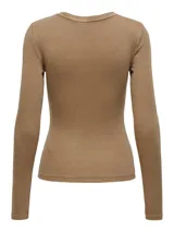 Remera de algodón color marrón claro, con cuello redondo y mangas largas.