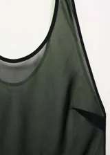 Vestido largo negro semitransparente con cuello redondo y sin mangas.