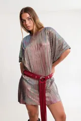 Vestido corto plisado con efecto metalizado multicolor, corte holgado, mangas cortas y cuello redondo. Incluye cinturón rojo con flecos.