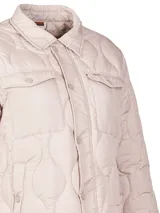 Campera color rosa pálido con diseño acolchado en forma de hojas, cuello camisero, cierre frontal con botones a presión, dos bolsillos de parche en el pecho y corte recto.