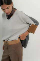Sweater combinado escote en Ve 100% lambswool italiano. Tiene un fit holgado acentuado por los tajos laterales y mangas al codo.