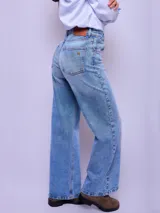 Pantalón de jean marrón de corte ancho, tiro alto y pierna recta.