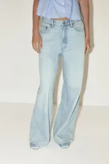 Pantalón de jean celeste de corte wide leg, tiro alto y largo hasta el tobillo.