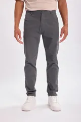 Pantalón chino gris oscuro de corte slim fit, con bolsillos laterales y traseros.