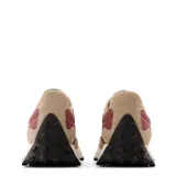 Championes New Balance modelo 327, color beige con detalles en bordó y logo "N" blanco.