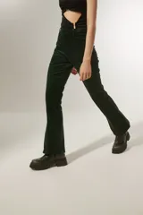 Pantalón de pana verde oscuro, de corte recto y tiro alto.