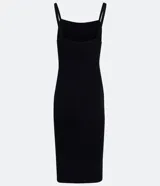 Vestido negro de punto acanalado, corte midi ajustado al cuerpo, con escote cuadrado y tirantes finos.
