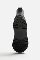 Bota de cuero negra con cordones, caña media y suela track.
